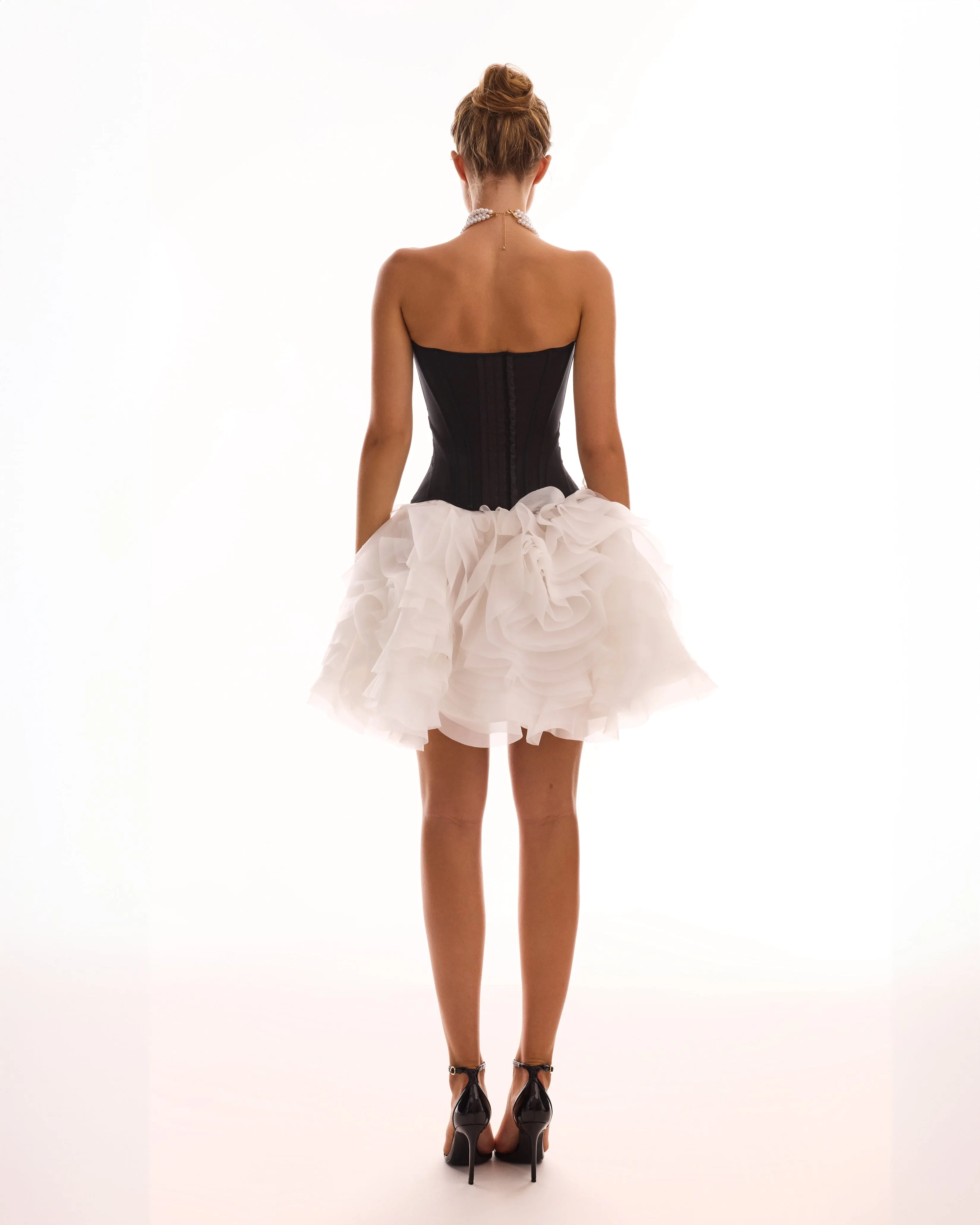 Chic low-waist black fitted corset